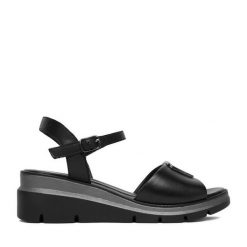 Sandały Lasocki. Czarne sandały damskie Lasocki, bez wzorów, bez obcasa, na koturnie, bez zapięcia. Za 179.99 zł.