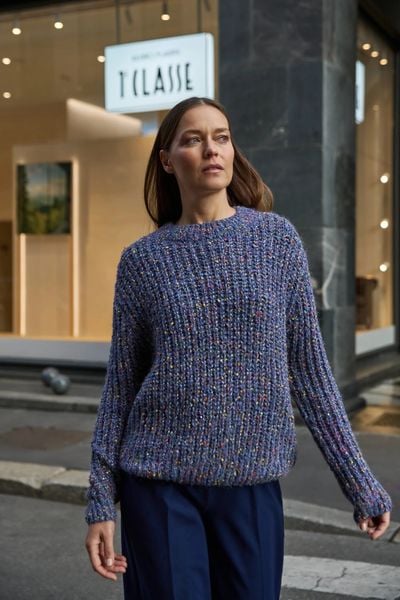 Sweter ozdobiony kolorową nitką granatowy. Niebieskie swetry damskie MOODO, m, bez wzorów, z poliamidu, bez kołnierzyka, bez ramiączek, bez kaptura. W wyprzedaży za 55.99 zł.