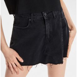 Jeansowe spódnico-spodenki - Czarny. Szorty damskie Cropp. W wyprzedaży za 59.99 zł.