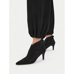Botki Nine West. Czarne botki damskie Nine West, bez obcasa, na szpilce, bez zapięcia. Za 299.99 zł.