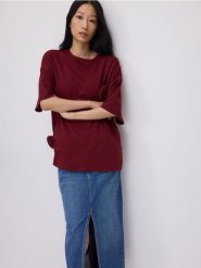T-shirt oversize z aplikacjami - bordowy. Czerwone t-shirty damskie Reserved, l, z aplikacjami, z bawełny, bez kołnierzyka. W wyprzedaży za 29.99 zł.