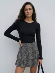 Prążkowany sweter z dekoracyjną koronką, z wiskozą - czarny. Czarne swetry damskie Sinsay, l, bez wzorów, z koronki, bez kołnierzyka, bez ramiączek, bez kaptura. Za 39.99 zł.