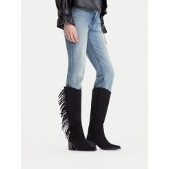 Kozaki JENNY. Czarne kozaki damskie Jenny, bez obcasa, na słupku. Za 229.99 zł.