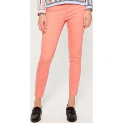 Spodnie super skinny - Pomarańczo. Spodnie materiałowe damskie marki Mohito. Za 99.99 zł.