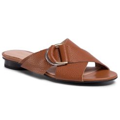 Klapki QUAZI. Brązowe klapki damskie QUAZI, bez wzorów, bez obcasa. Za 249.99 zł.