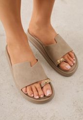 Ciemnobeżowe Klapki Japonki Ozdobione Aplikacją na Palcu Noevianna. Brązowe klapki damskie Renee, z aplikacjami, z jeansu, bez obcasa, na płaskiej podeszwie. Za 79.99 zł.