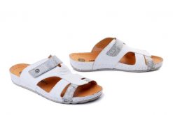 DR. BRINKMANN 700516-03 weiss, klapki damskie. Białe klapki damskie Dr. Brinkmann, bez wzorów, ze skóry, bez obcasa. Za 263.92 zł.