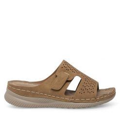 Klapki Clara Barson. Brązowe klapki damskie Clara Barson, bez wzorów, bez obcasa. Za 62.99 zł.
