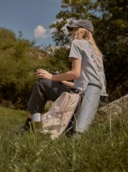 4F T-shirt loose z nadrukiem damski - szary XL. Szare t-shirty damskie 4f, m, bez wzorów, z bawełny, klasyczne, bez kołnierzyka. Za 79.99 zł.