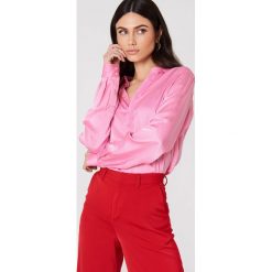 NA-KD Trend Satynowa koszula - Pink. Koszule damskie marki NA-KD Trend. W wyprzedaży za 40.47 zł.