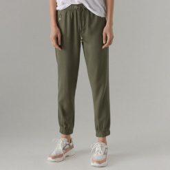 Spodnie jogger fit z lyocellu - Khaki. Spodnie materiałowe damskie marki Mohito. Za 99.99 zł.