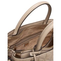Torebka Guess. Brązowe torebki do ręki damskie Guess, z aplikacjami, bez dodatków. Za 679.99 zł.