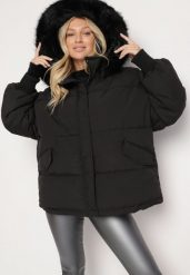Czarna Kurtka Oversize z Futrzanym Kapturem Vugovi. Czarne kurtki damskie Born2be, na zimę, l, z aplikacjami, z futra. Za 299.99 zł.
