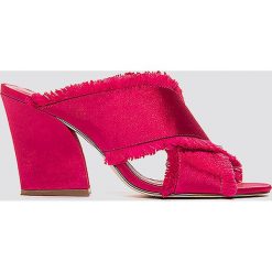 NA-KD Shoes Satynowe klapki na obcasie Cross - Red. Czerwone klapki damskie NA-KD Shoes, z satyny. W wyprzedaży za 80.98 zł.