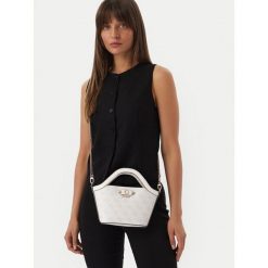 Torebka Guess. Białe torebki do ręki damskie Guess, z aplikacjami, bez dodatków. Za 584.99 zł.