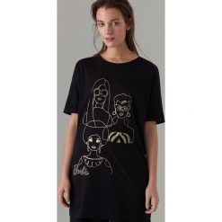 Koszulka oversize z nadrukiem Barbie - Czarny. T-shirty damskie marki Mohito. Za 69.99 zł.