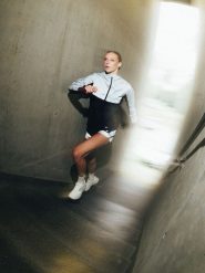 4F Kurtka do biegania odblaskowa damska - czarna M. Czarne kurtki damskie 4f, l, bez wzorów, z materiału, bez kaptura. Za 349.99 zł.