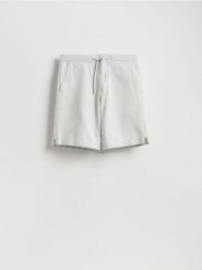 Szorty regular z dodatkiem lnu - jasnoszary. Szare szorty męskie Reserved, l, bez wzorów, z bawełny. Za 129.99 zł.
