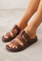 Brązowe Klapki Ozdobione Geometrycznymi Paskami i Metaliczną Klamrą Hossei. Brązowe klapki damskie Renee, bez wzorów, casualowe, bez obcasa, na płaskiej podeszwie. Za 69.99 zł.