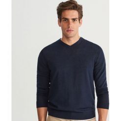 Sweter z wełny merynosa - Granatowy. Niebieskie swetry przez głowę męskie Reserved, z wełny. Za 129.99 zł.