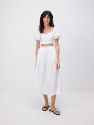 Rozkloszowana spódnica midi - biały. Białe spódnice damskie Reserved, l, bez wzorów, z tkaniny, midi, rozkloszowane. W wyprzedaży za 89.99 zł.