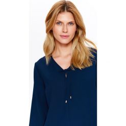 BLUZKA DAMSKA Z WIĄZANIEM Z OZDOBNĄ KOŃCÓWKĄ. Bluzki damskie TOP SECRET. W wyprzedaży za 39.99 zł.