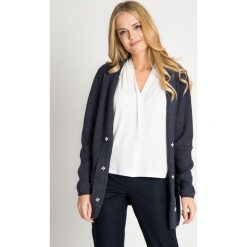 Granatowy kardigan z ozdobnymi perełkami QUIOSQUE. Niebieskie kardigany damskie QUIOSQUE, w kwiaty, z dzianiny. W wyprzedaży za 159.99 zł.