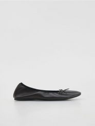 Baleriny z kokardą - ciemnobrązowy. Brązowe baleriny damskie Reserved, bez wzorów, ze skóry, klasyczne, bez obcasa. W wyprzedaży za 65.99 zł.