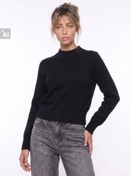 Krótki sweter z wiskozą - czarny. Czarne swetry damskie Sinsay, l, bez wzorów, z wiskozy, bez kołnierzyka, bez ramiączek, krótkie, bez kaptura. Za 49.99 zł.