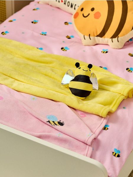 Koc z przytulanką pszczółką - żółty. Żółte kocyki dla dzieci Sinsay. W wyprzedaży za 14.99 zł.
