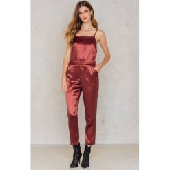 NA-KD Party Metaliczne spodnie prostymi nogawkami - Red,Copper. Spodnie materiałowe damskie marki NA-KD Party. W wyprzedaży za 48.58 zł.
