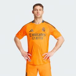 Koszulka Real Madrid 24/25 Away Authentic. Brązowe koszulki sportowe męskie Adidas, m, bez wzorów, z materiału, bez kołnierzyka, bez ramiączek, do piłki nożnej. W wyprzedaży za 376.25 zł.