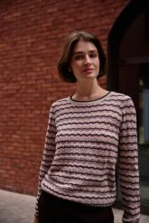 Sweter w paski beżowy. Brązowe swetry damskie MOODO, l, bez wzorów, z bawełny, bez kołnierzyka, bez ramiączek, bez kaptura. Za 139.99 zł.