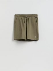 Szorty regular fit - oliwkowy. Zielone szorty męskie Reserved, l, bez wzorów, z bawełny. Za 79.99 zł.