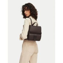 Plecak Armani Exchange. Brązowe plecaki damskie Armani Exchange, bez wzorów. Za 607.99 zł.