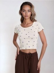 Bawełniana koszulka w kwiatki - kremowy. Białe t-shirty damskie Sinsay, l, bez wzorów, z bawełny, bez kołnierzyka. Za 19.99 zł.