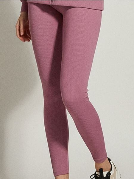Prążkowane legginsy basic - fioletowy. Fioletowe legginsy damskie Sinsay, l, bez wzorów, prążkowane. Za 29.99 zł.