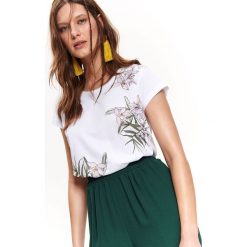 T-SHIRT Z NADRUKIEM W KWIATY. T-shirty damskie marki TOP SECRET. Za 39.99 zł.