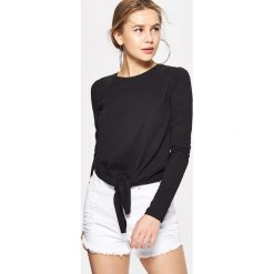 Bluzka z wiązaniem - Czarny. Bluzki damskie Cropp. Za 39.99 zł.