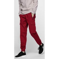 Spodnie miejskie męskie SPMC200 - ciemna czerwień. Spodnie materiałowe męskie 4f. Za 129.99 zł.
