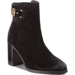 Botki TOMMY HILFIGER - Th Buckle Heeled Boo FW0FW03633 Black 990. Kozaki damskie Tommy Hilfiger. W wyprzedaży za 519.00 zł.