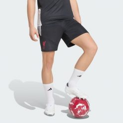 Szorty treningowe Liverpool FC 26/27 Tiro. Czarne krótkie spodenki sportowe męskie Adidas, l, bez wzorów, z dzianiny, do piłki nożnej, climacool (adidas). Za 199.00 zł.
