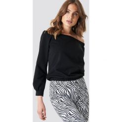 NA-KD Bluza z odkrytymi ramionami - Black. Czarne bluzy damskie NA-KD, z materiału. Za 161.95 zł.