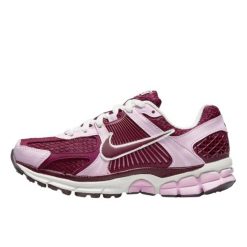 Buty do chodzenia dla dorosłych Nike Zoom Vomero 5 Pink Foam Team Red. Czerwone obuwie sportowe damskie Nike, bez wzorów, z materiału, do biegania, nike zoom. Za 1,138.96 zł.