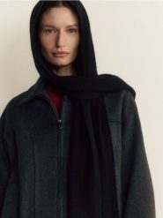 Wełniany szal z kaszmirem - czarny. Czarne szaliki i chusty damskie Reserved, bez wzorów, z kaszmiru. W wyprzedaży za 139.99 zł.