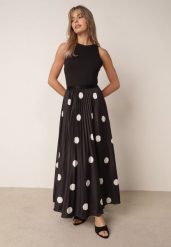 Czarna Rozkloszowana Spódnica w Stylu Retro Plisowana w Grochy Kasosa. Czarne spódnice damskie Born2be, m, bez wzorów, eleganckie, maxi, dopasowane. Za 119.99 zł.