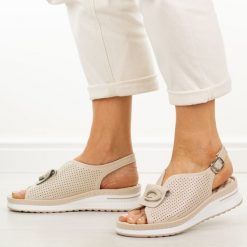 Beżowe skórzane sandały damskie Cambell 40328. Brązowe sandały damskie Cambell, z aplikacjami, z jeansu, bez obcasa, na platformie, bez zapięcia. Za 219.00 zł.