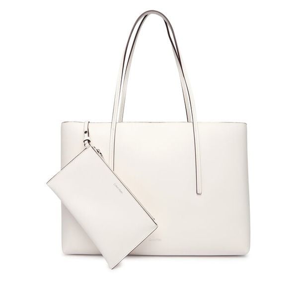Torebka Calvin Klein. Białe torebki do ręki damskie Calvin Klein, bez wzorów, bez dodatków. Za 400.99 zł.