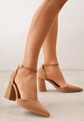 Jasnobrązowe Czółenka z Imitacji Zamszu na Słupku z Noskiem w Szpic Violetto. Brązowe czółenka damskie Born2be, bez wzorów, z jeansu, biznesowe, bez obcasa, na słupku, bez zapięcia. Za 79.99 zł.