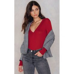 NA-KD Sweter z dzianiny z dekoltem V - Red. Swetry damskie marki NA-KD. Za 121.95 zł.
